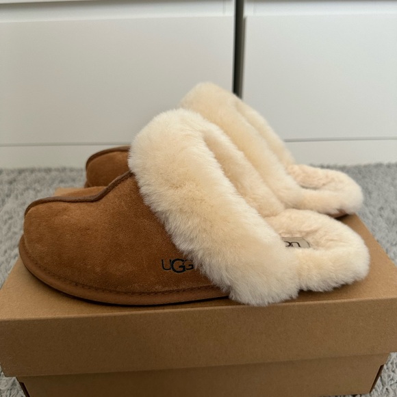 UGG Women's Tan Slippers - Picture 3 of 7